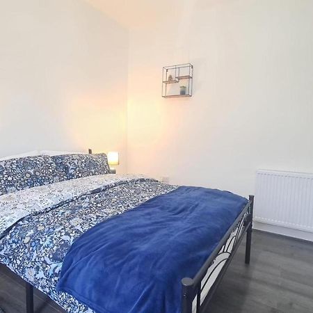 Cosy Room In Manor Park Лондон Экстерьер фото