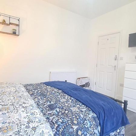 Cosy Room In Manor Park Лондон Экстерьер фото