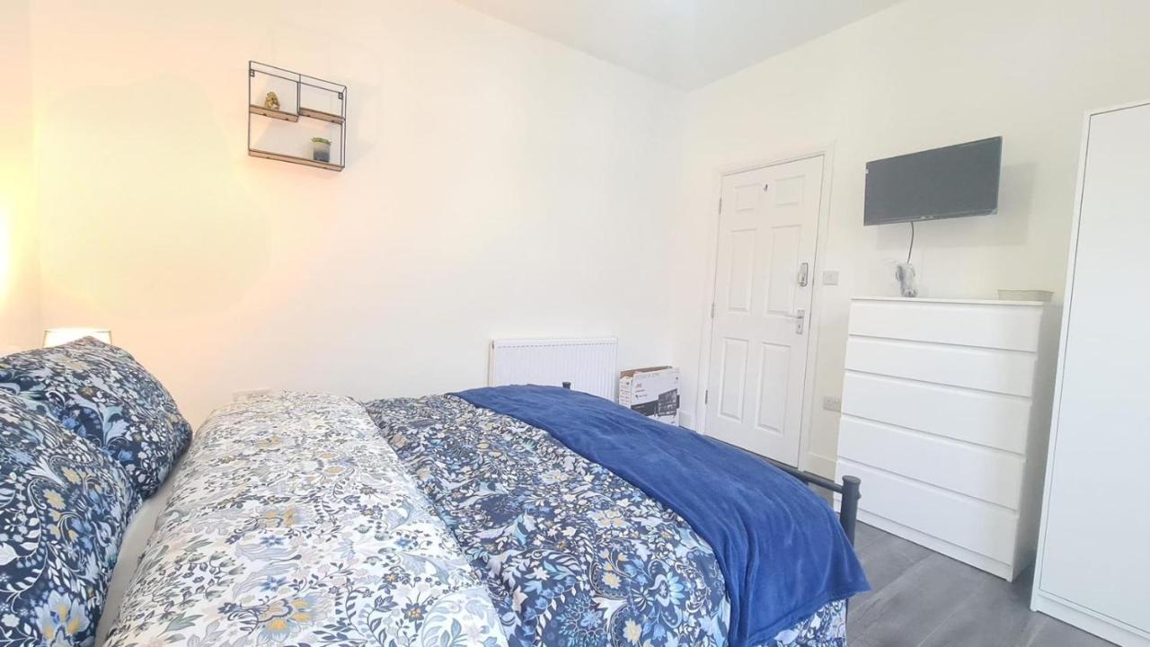 Cosy Room In Manor Park Лондон Экстерьер фото
